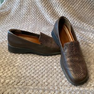 Naturalizer slip on loafer chocolate snakeskin size 8